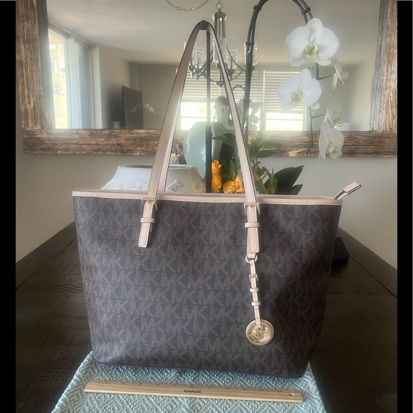 🌺Michael Kors Signature Tote NWOT (Brown & Tan) w/Gold Hardware. - Picture 10 of 11